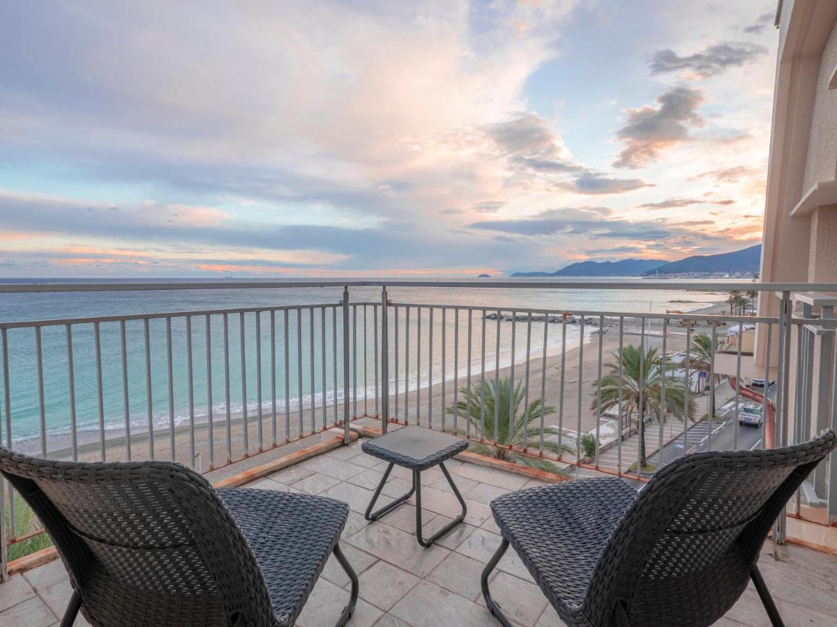 Hotel Jolly Roger Pietra Ligure Exterior foto