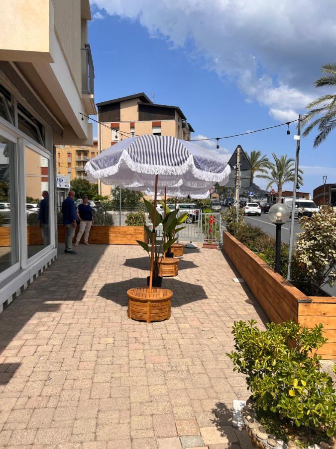 Hotel Jolly Roger Pietra Ligure Exterior foto